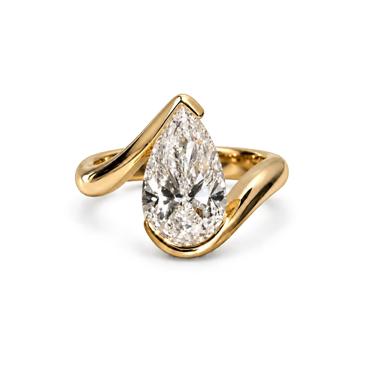 Pear-shaped diamond ring in yellow gold
